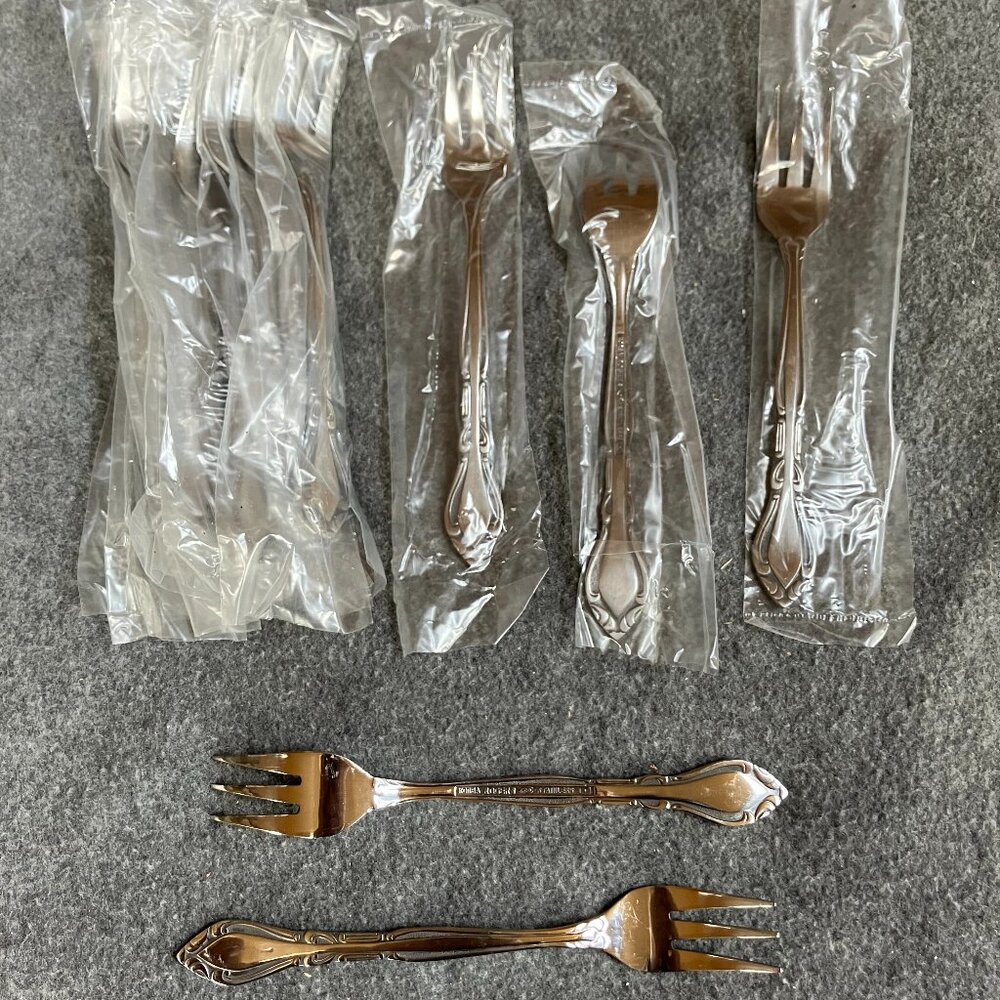 12 New Vintage AUBERGE Rogers Seafood Cocktail Forks Korea Stanley Roberts 5.75”